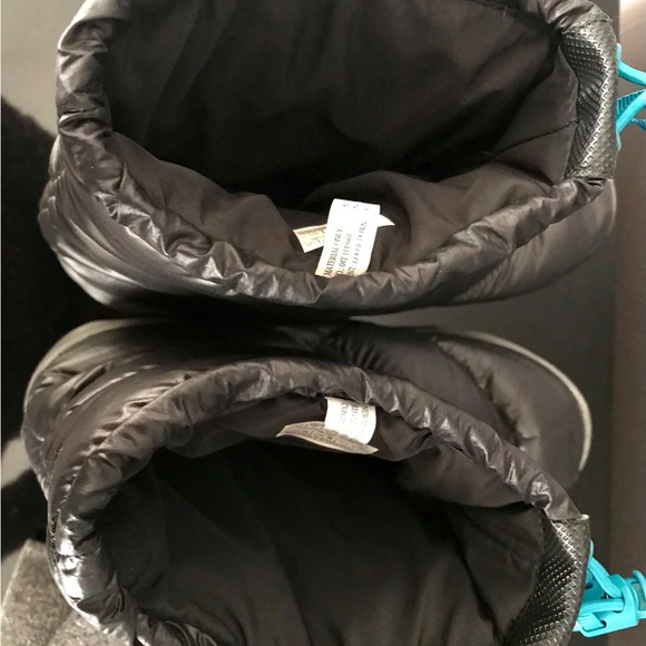 The iconic North Face Bootie is keep your feet warm during cold winter. - Picture 11 of 15